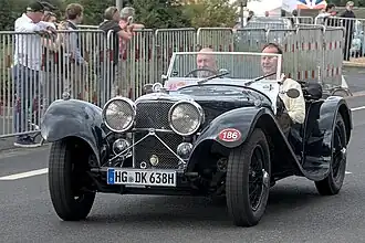Een Jaguar SS100 tijdens een autoshow.