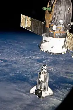 Discovery nadert het ISS.