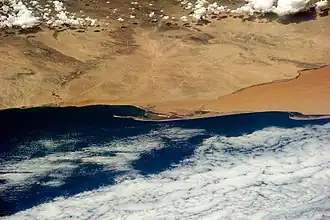 Satellietfoto van de Walvisbaai (links) en Pelican Point (midden)