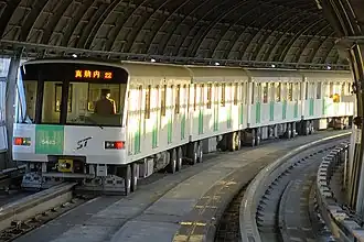 Op de drie lijnen van Sapporo's metro rijden bandenmetro's