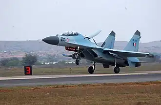Soechoj Su-30K met remklep achter de cockpit.
