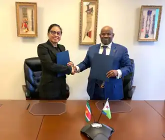 Kitty Sweeb, met haar Djiboutiaanse collega Mohamed Siad Doualeh