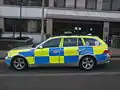 Britse politiewagen met battenburgpatroon