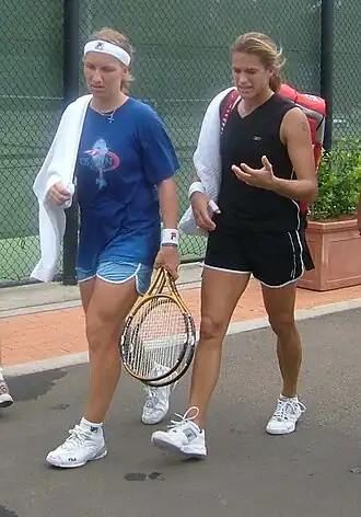 Winnares in het enkelspel, Svetlana Koeznetsova (links) en verliezend finaliste Amélie Mauresmo (rechts)
