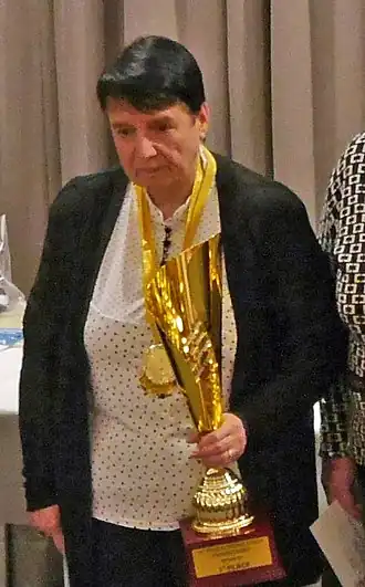 Gaprindasjvili ontvangt de eerste prijs bij de vrouwen 65+ op het Senioren WK schaken 2016 in Mariënbad.