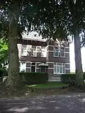 Villa in Eclectische stijl met Chalêtachtige stijlkenmerken
