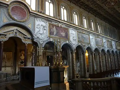 het rechter zijschip gezien vanuit de apsis