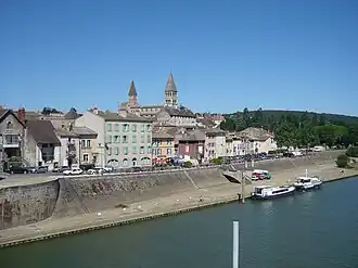 Uitzicht op Tournus met de rivier de Saône