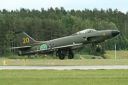 Landing van een J 32E op een vliegshow in Malmslätt