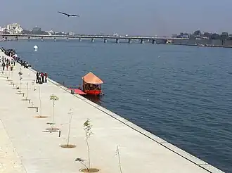 De Sabarmati stroomt door Ahmedabad
