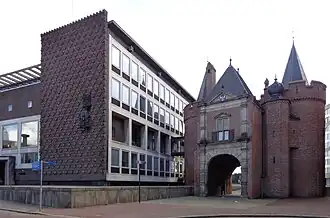 Met het aangebouwde Provinciehuis