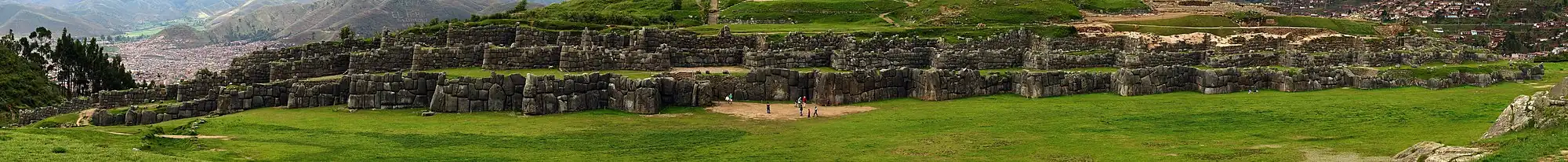 Panorama over Sacsayhuamán met de stad Cuzco op de achtergrond