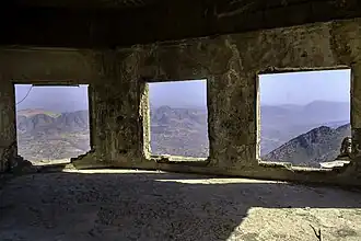 Gezicht op het landschap door de verwoeste ramen van het voormalige paleis