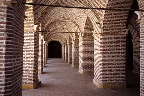 Arcade in de karavanserai Sa'd al-Saltaneh in Qazvin, Iran