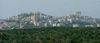 Safita gezien vanaf een afstand, het kasteel Chastel Blanc ligt aan de rechterkant