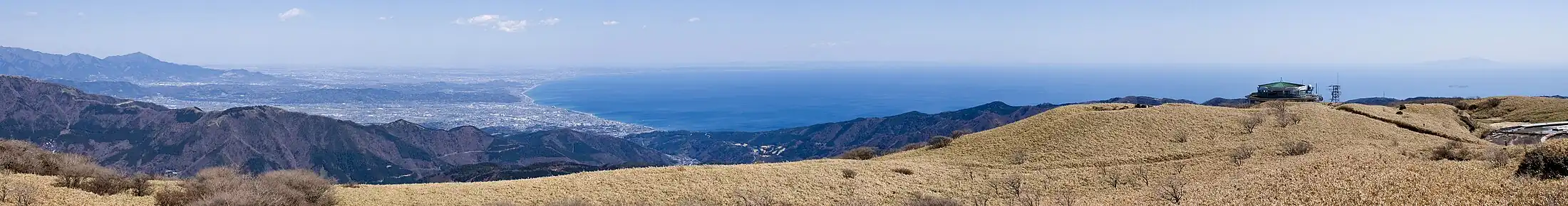 Sagamibaai gezien vanaf de berg Komagatake. (april 2008)