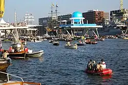 De brug zonder verwijderbare delen tijdens Sail 2005.