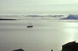 De Oosterschelde komt binnenvaren voor Barentszburg in 1994.