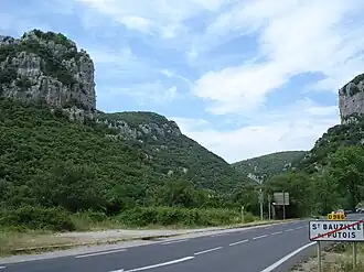 De D986 in de vallei van de Hérault ten noorden van Saint-Bauzille-de-Putois