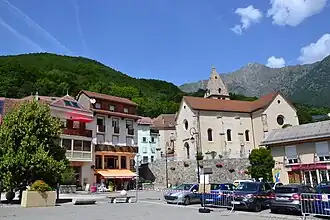 Het centrum van Saint-Firmin, met kruidenierswinkel en kerk