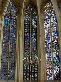 Glasramen in de kapel