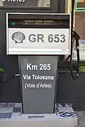 Ongebruikelijke markering van de Via Tolosana (GR653): een niet meer gebruikte benzinepomp geeft aan dat vanaf het begin in Arles 265 kilometer zijn afgelegd.