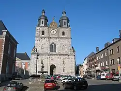 De basiliek vanuit het westen gezien