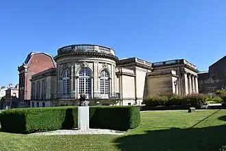 Museum met buste Maurice-Quentin de La Tour