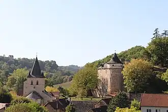 Zicht op het dorp met kerk Saint-Rémy en kasteel
