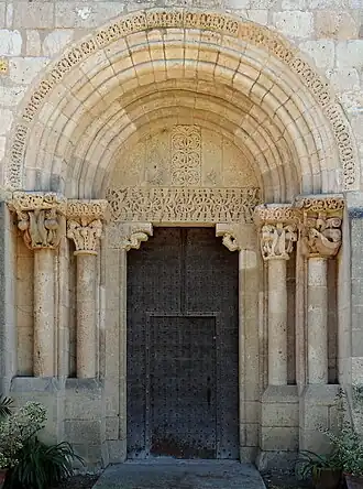 Saint-Sardoskerk. Van de romaanse priorijkerk zijn enkel een muur en het portaal bewaard gebleven.