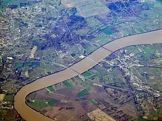Luchtfoto, Saint-Vincent-de-Paul ligt op de linkeroever, op de rechteroever ligt Cubzac-les-Ponts