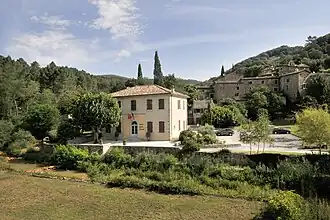 Zicht op het dorp met gemeentehuis