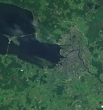 Satellietfoto Sint-Petersburg met ten westen van de stad de Nevabaai