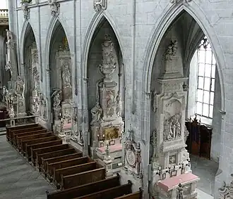 Zijaltaren geplaatst tegen pijlers (Salem)