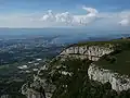 Luchtfoto van de Salève en Genève met de Jet d'Eau, het Meer van Genève en de bergen van de Jura in de achtergrond