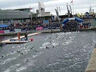 Zwemwedstrijd in open water in Salford (Greater Manchester).