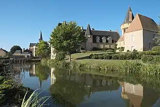 Kasteel van Saligny met kerk Saint-Martin op de achtergrond
