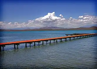 De baai Bahía de Las Calderas in de buurt van Salinas