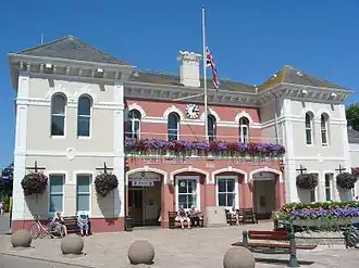 Het gemeentehuis van de gemeente Saint Brelade ligt in Saint Aubin
