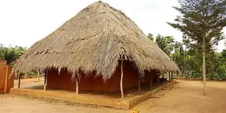 Ontvangstruimte behorend tot de site van de "man met de staart" in Dogbo