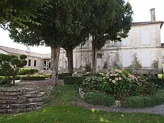 Pastorie en (links) gemeentehuis