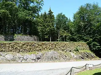 Muurwerk buiten het kasteelterrein