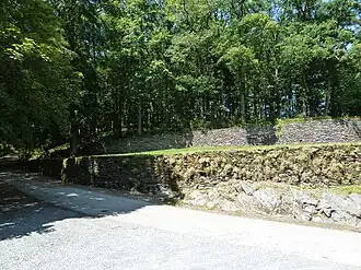 Muurwerk buiten het kasteelterrein