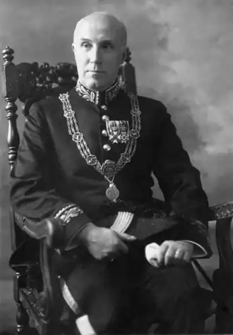 Salomon de Monchy als nieuw benoemde burgemeester van Den Haag, in zijn burgemeestersuniform met ambtsketting.