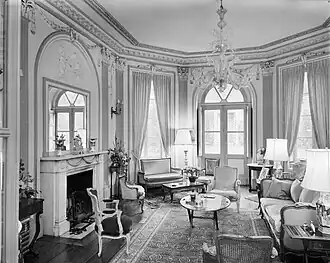 Grote salon met gestukadoorde schouw en pilasters