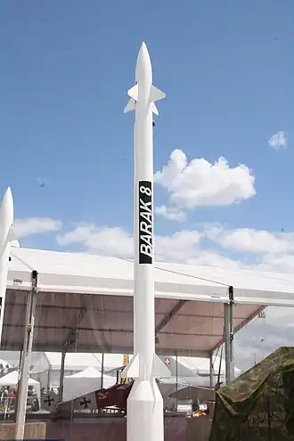Schaalmodel van de Barak 8 ER op de Paris Air Show 2009 met onderaan de vastebrandstof hulpraket met diameter 540 mm
