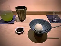 IJs geserveerd met kuromitsu.