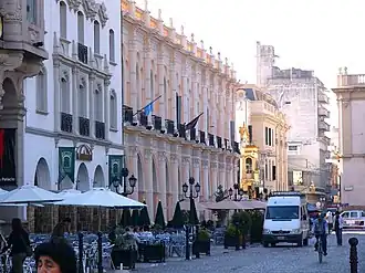 Plaza 9 de Julio, westelijke pleinwand