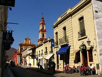 De straat Caseros met op de achtergrond de katholieke kerk San Francisco