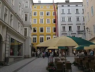 het museum (geelgekleurd) in 2007